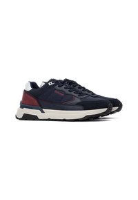 Zapatillas de ante y malla en color navy con acentos en blanco y burdeos, cordones texturizados y una suela de goma contrastante. Diseño ligero.