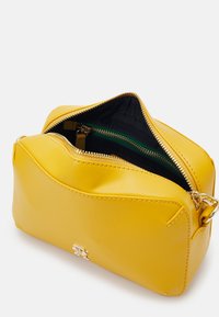 Tommy Hilfiger CHIC CAMERA BAG - Olkalaukku - city yellow