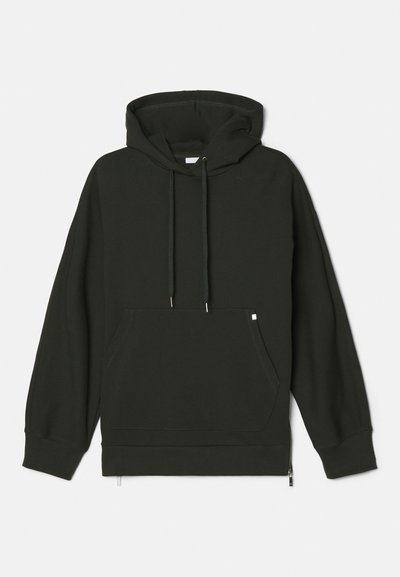 Kapuzensweatshirt in Dunkelgrün, mit einer Fronttasche, Zugbändern und einem Reißverschlussdetail am Saum. Hergestellt aus weichem, strukturiertem Stoff.