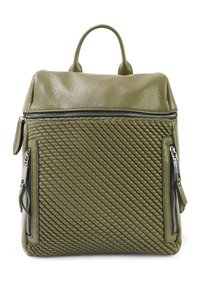 Olijfgroene leren rugzak met een gestructureerd, gewatteerd ontwerp, dubbele voorkeursritsen en een handvat aan de bovenkant. Gladde afwerking met gevlochten details.