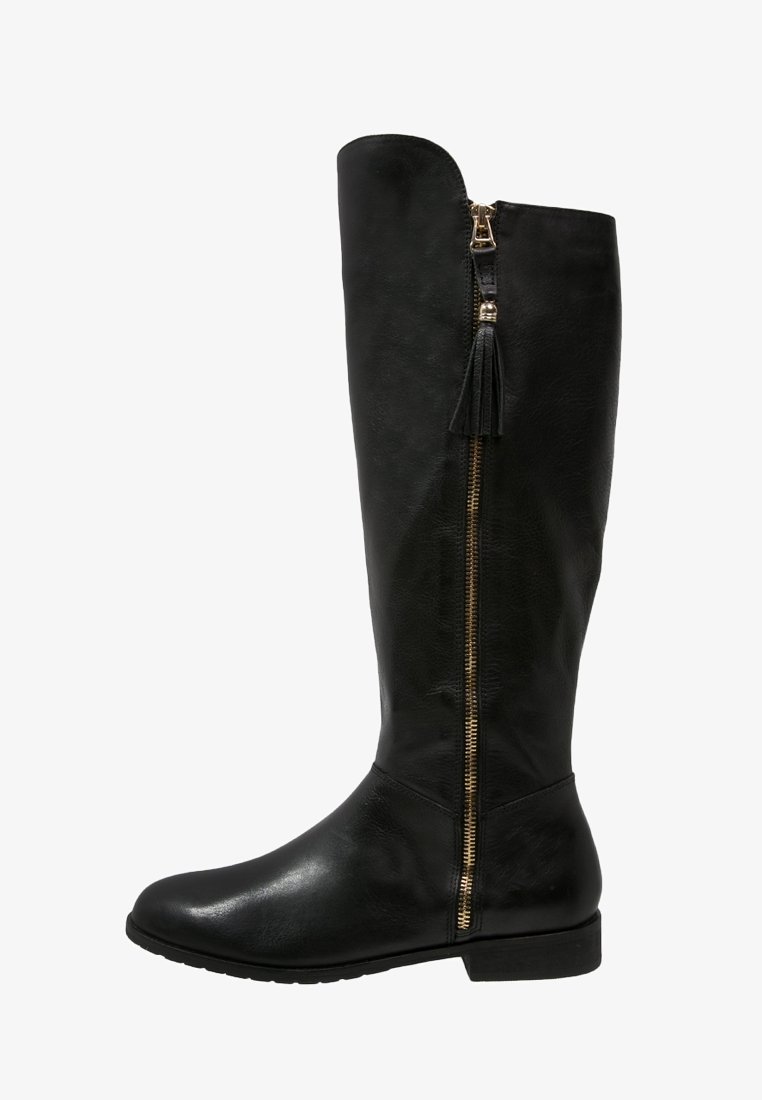 Botte noire en cuir montant jusqu'au genou avec un bout arrondi, une fermeture éclair dorée sur le côté et un détail pompon sur le curseur de la fermeture éclair. Semelle plate.