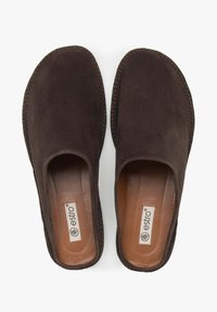 Brązowe zamszowe buty wsuwane z okrągłym noskiem, skórzanymi wkładkami i widocznymi detalami szycia wokół podeszwy. Prosty i nieozdobny design.