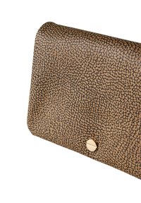 Portafoglio marrone testurizzato con un motivo a grani, accessori in oro e chiusura a patta, caratterizzato da una superficie liscia e leggermente lucida.
