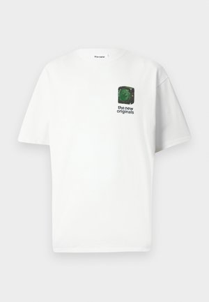 Bijela pamučna majica s kratkim rukavima. Sadrži mali zeleni grafički element i tekst u crnoj boji na lijevoj strani prsnog područja. Klasičan dizajn s kružnim izrezom.