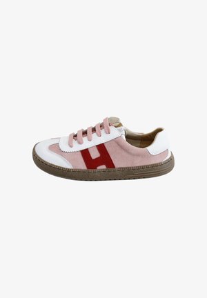 Zapatilla baja con ante rosa, detalles en cuero blanco, cordones rosas, suela marrón y una gran "H" roja en el lateral.
