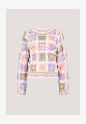 Multikleurige gehaakte trui met vierkante patronen in pastelkleuren van roze, paars en groen, voorzien van een ronde hals en lange mouwen.