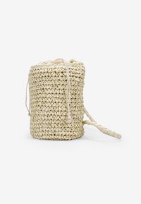 Borsa rotonda di colore crema, realizzata in fibre naturali, con chiusura a coulisse e manico intrecciato per il trasporto.