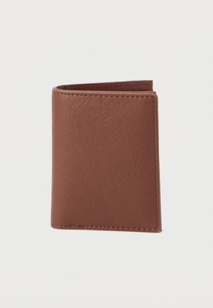 Portafoglio in pelle marrone con texture, dal design verticale, con bordi netti e cuciture a contrasto, misura circa 4x3 pollici.