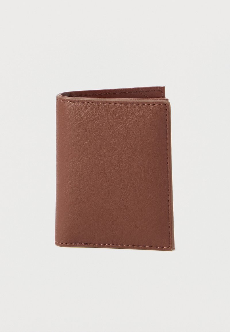 Καφέ πορτοφόλι από δερμα με υφή, με κατακόρυφο σχέδιο, καθαρές άκρες και αντίθετη ραφή, με διαστάσεις περίπου 4x3 ίντσες.