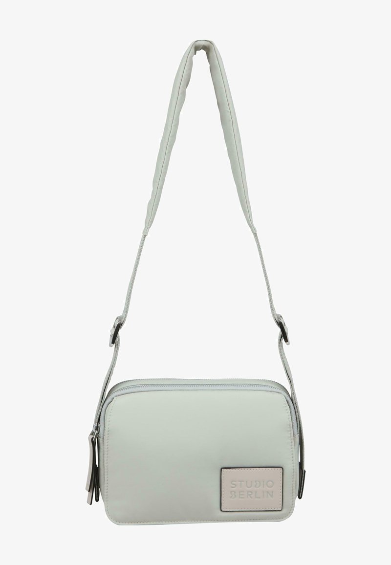 Borsa a tracolla grigia chiara realizzata in materiale morbido, con forma rettangolare, tracolla regolabile e logo "STUDIO BERLIN" impresso.