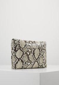 Prostokątna torebka kopertowa wykonana z beżowej i brązowej sztucznej skóry w wzór węża, o gładkiej fakturze i z zagiętym górnym klapą.