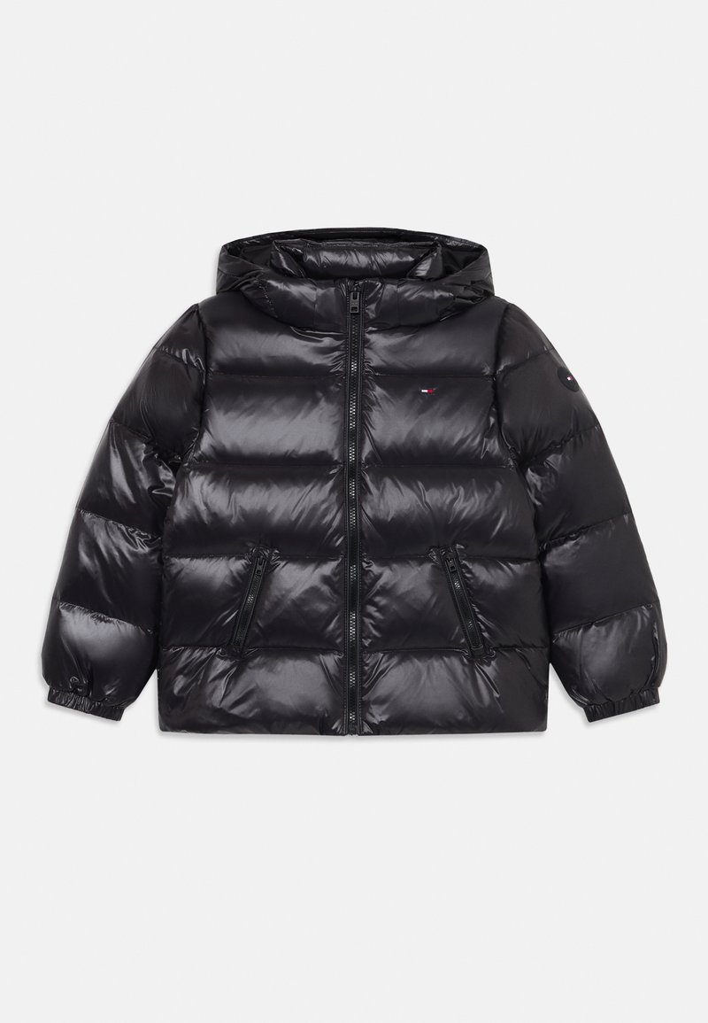 Veste matelassée noire avec capuche, à finition brillante, design matelassé, deux poches zippées et poignets élastiques.