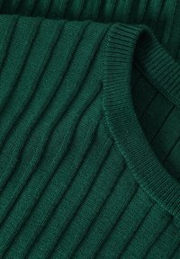 Gebreide groene trui met verticale ribbelstructuur en een ronde halslijn. Kenmerkt zich door een zachte stof en een nette afwerking langs de randen.