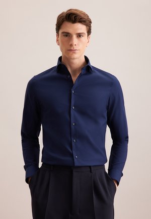Granatowa koszula z długim rękawem, z kołnierzykiem zapinanym na guziki i teksturowanym materiałem; posiada czarne guziki i slim fit.