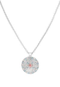 Silverfärgad halsband med en rund hänge som har en strukturerad yta och cirkulär arrangemang av blå, rosa och klara rhinstenar.