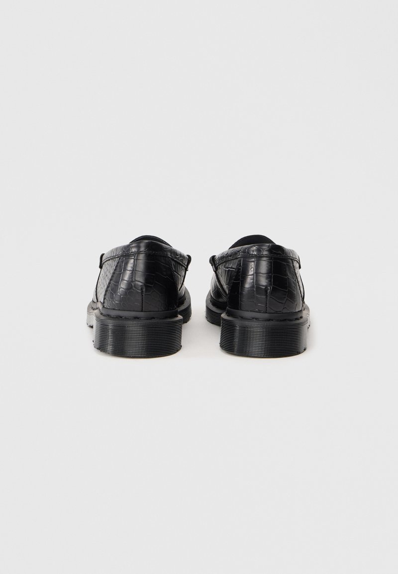 Schwarze Lederschuhe mit Krokodilprägung, runder Zehe, einer Zuglasche an der Rückseite und einer dicken, geriffelten Sohle.
