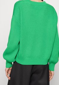 Repeat Sweter