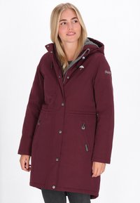 Bordeaux waterdichte jas met een capuchon, grijze voering, zijzakken met rits, knoopsluiting en een elastische taille voor een getailleerde look.