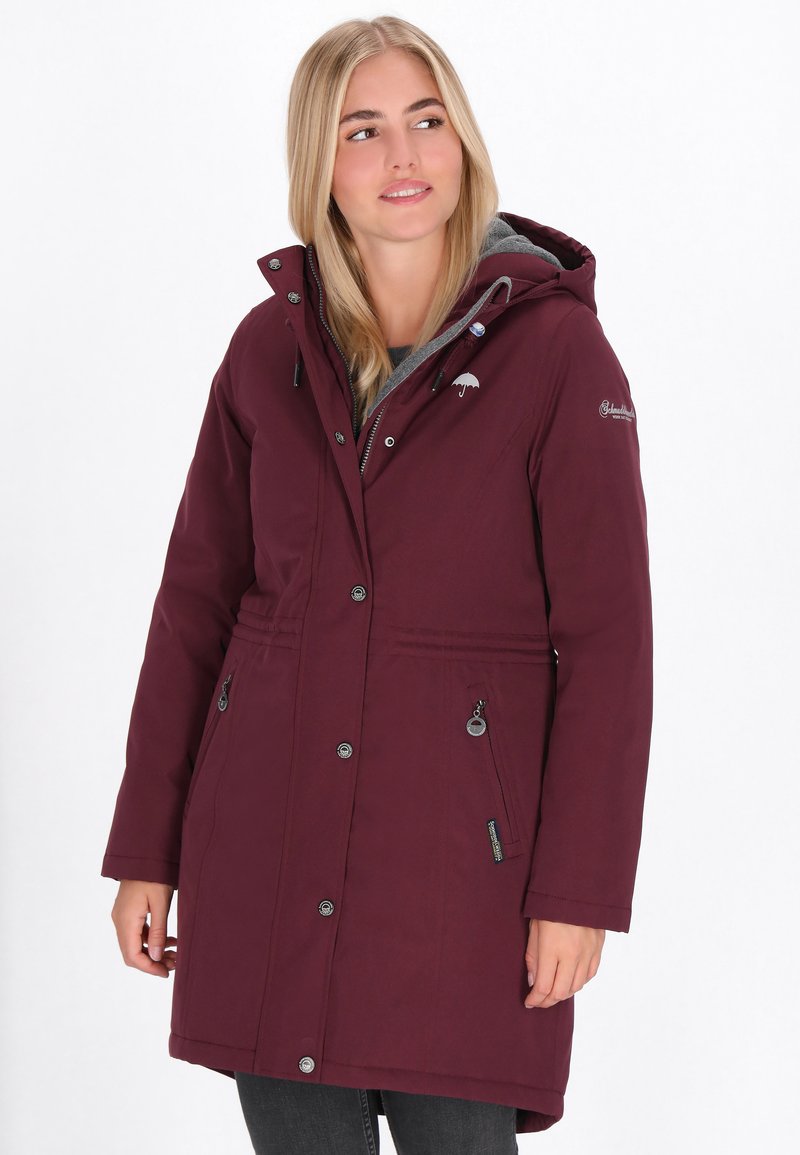 Bordeaux waterdichte jas met een capuchon, grijze voering, zijzakken met rits, knoopsluiting en een elastische taille voor een getailleerde look.