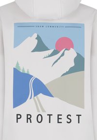 Witte hoodie met een kleurrafie van bergen, met blauwe, groene en roze accenten. Het woord "PROTEST" is opvallend weergegeven eronder.