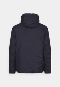 Marinblå vadderad jacka med huva, som har en slät yta, elastiska ärmslut och rak skärning. Bakifrån syns ingen synlig logotyp eller mönster.