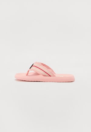 Rosa flip-flops med teksturert stropp med røde og hvite striper, myk gummisåle og thong-design som passer til uformell bruk.