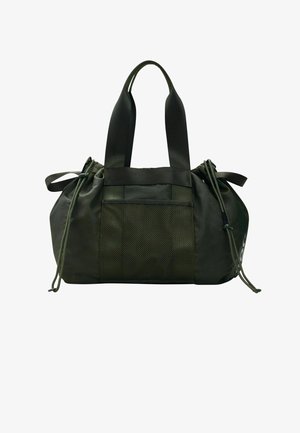 Žalia kelioninė kuprinė su dviem rankenomis, elastingu raišteliu uždarymui, tinklelio kišene ir logotipo akcentu; pagaminta iš patvarios, atsparios vandeniui medžiagos.