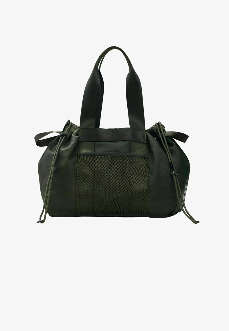 Grøn duffeltaske med to håndtag, elastisk snørelukning, netlomme og logo-accent; lavet af slidstærkt, vandtæt materiale.