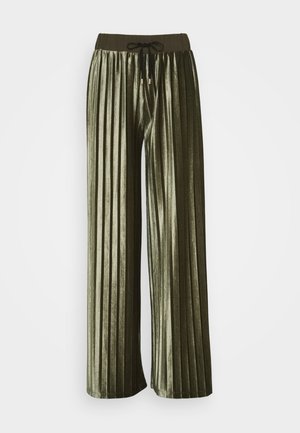 Pantaloni plissettati verdi in velluto, con una fascia elastica larga in vita e un cordino, caratterizzati da una leggera lucentezza.