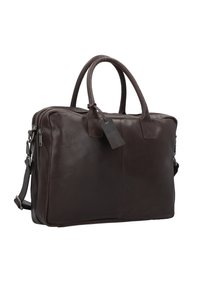 Maletín de piel marrón con doble asa superior y correa de hombro desmontable. Textura suave con un diseño minimalista y un discreto detalle de etiqueta.