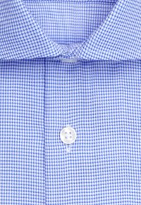 Col de chemise habillée à carreaux bleus et blancs avec un bouton supérieur transparent à quatre trous sur la patte de boutonnage avant.
