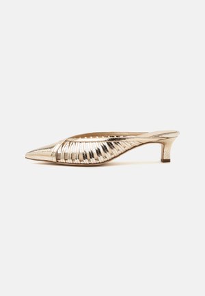 MICHAEL Michael Kors, ADRIANA KITTEN MULE - Mules - pale gold-coloured