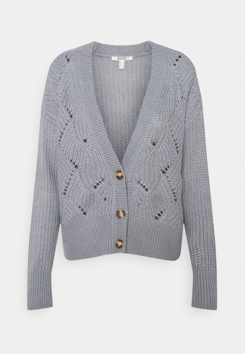 Cardigan en maille gris clair avec col en V, motifs en losange texturés, manches longues, poignets côtelés, ourlet et trois boutons marron sur le devant.
