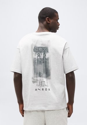 PUMA X HYROX LIFESTYLE TEE - Nyomott mintás póló - light gray heather