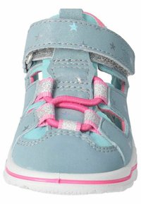 Světle modré sportovní boty s suchým zipem, stříbrnými hvězdičkami a růžovými elastickými tkaničkami. Mají prodyšný design a bílou podrážku.