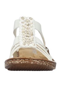 Sandale blanche avec une bride avant tissée ornée de perles décoratives, design ouvert et semelle texturée marron avec une finition usée.