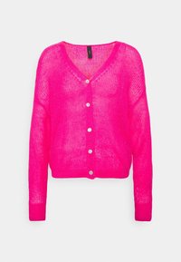 Cárdigan rosa con escote en v, hecho de material ligero de punto abierto. Presenta cinco botones blancos y puños acanalados, con una longitud corta.