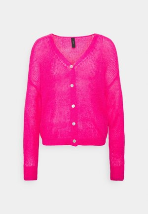 Růžový kardigan s výstřihem do V z lehkého, otevřeně pleteného materiálu. Má pět bílých knoflíků a žebrované manžety, s krátkou délkou.