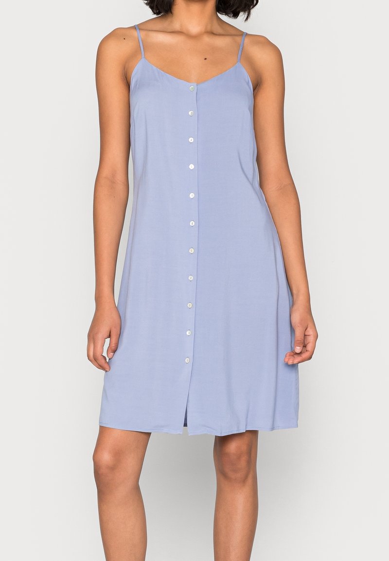 Helle blaue, ärmelloses Kleid aus weichem Stoff mit durchgehender Knopfleiste, mit V-Ausschnitt und lockerer Passform.
