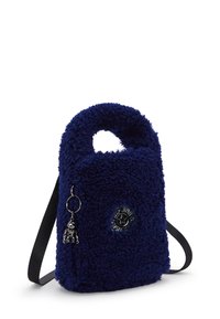 Bolso de mano texturizado en azul oscuro con asa redondeada, correa para el hombro negra, emblema de estrella y llavero de robot en el lado.