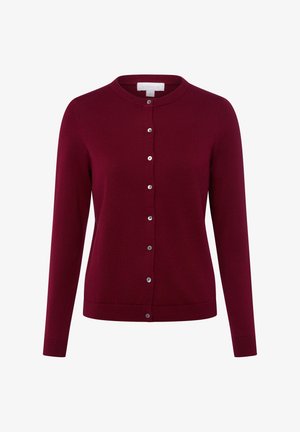Bordeauxroter Cardigan aus weichem Strickmaterial, mit rundem Ausschnitt, langen Ärmeln und einer Vorderseite mit silbernen Knöpfen.