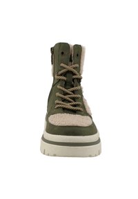 Grøn læder ankelstøvle med beige fleece-accenter, rund tå, kraftig hvid sål og brune snørebånd, der trækker gennem metalliske øjer.