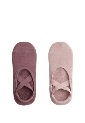 Paire de chaussettes invisibles en tissu doux avec des bandes élastiques croisées, une en mauve et l'autre en rose clair, vues de dessus sur fond blanc.