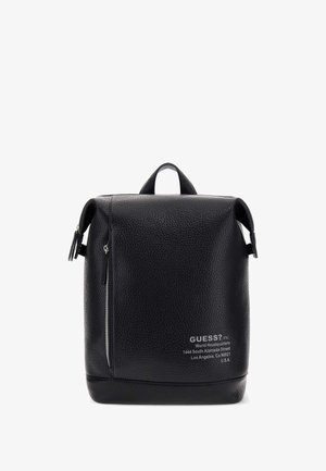 Czarny skórzany plecak o fakturowanej powierzchni, z górnym uchwytem i bocznym suwakiem. Na przodzie znajduje się biały nadruk z logo. Kompaktowy i uporządkowany design.