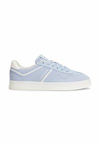 Sneaker azzurro con accenti bianchi e lacci, caratterizzato da un logo sul lato; esposto in una vista laterale su uno sfondo bianco.