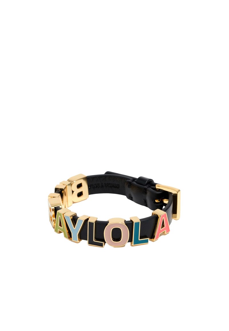 Pulsera de cuero negro con hebilla en tono dorado y letras coloridas que deletrean "BIAYLOLA" unidas a su alrededor.