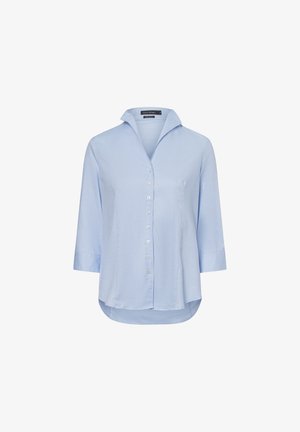 Himmelbluse aus hellblauem Stoff, mit Kragen, Dreiviertelärmeln und abgerundetem Saum. Aus einem glatten, leichten Material gefertigt.