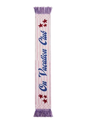 Una bufanda de rayas rosas y blancas con flecos morados, estrellas rojas y el texto azul «Gu Vacation Club».