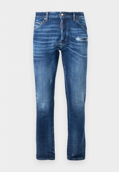 Jean denim bleu droit avec détails délavés, zones usées sur la cuisse droite et près des ourlets, et style à cinq poches.