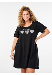 Čierne krátke šaty s krátkym rukávom a voľným strihom, so zaobleným výstrihom a tromi srdcovými motívmi s rôznymi textúrami. Potlač nesie nápis "Divoké noci".